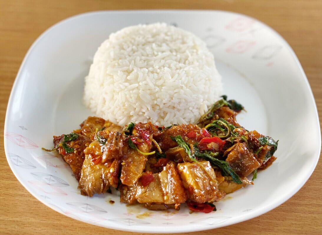 กระเพราหมูกรอบ